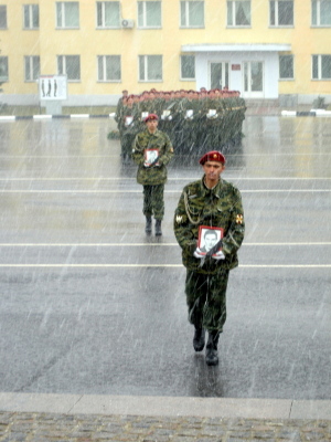 И звучат имена героев в мире живых...