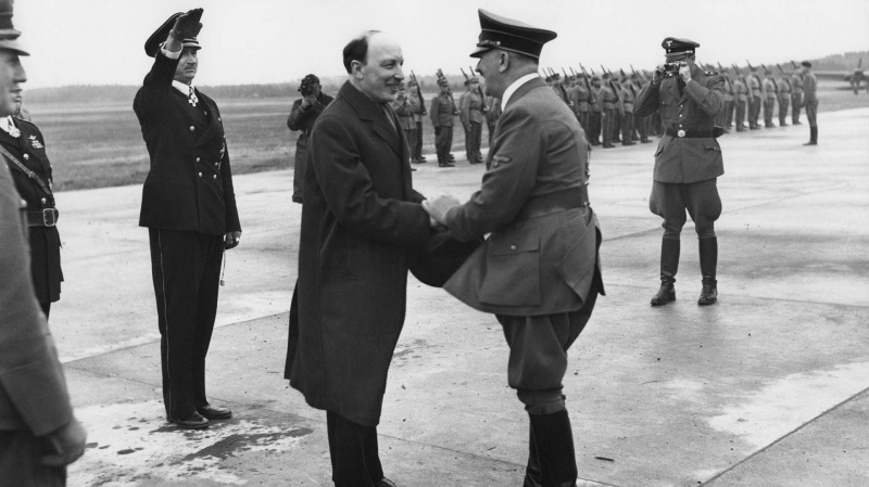 Маннергейм и памятник ему в Санкт-Петербурге