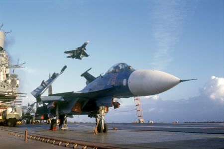 А авианосец идет!