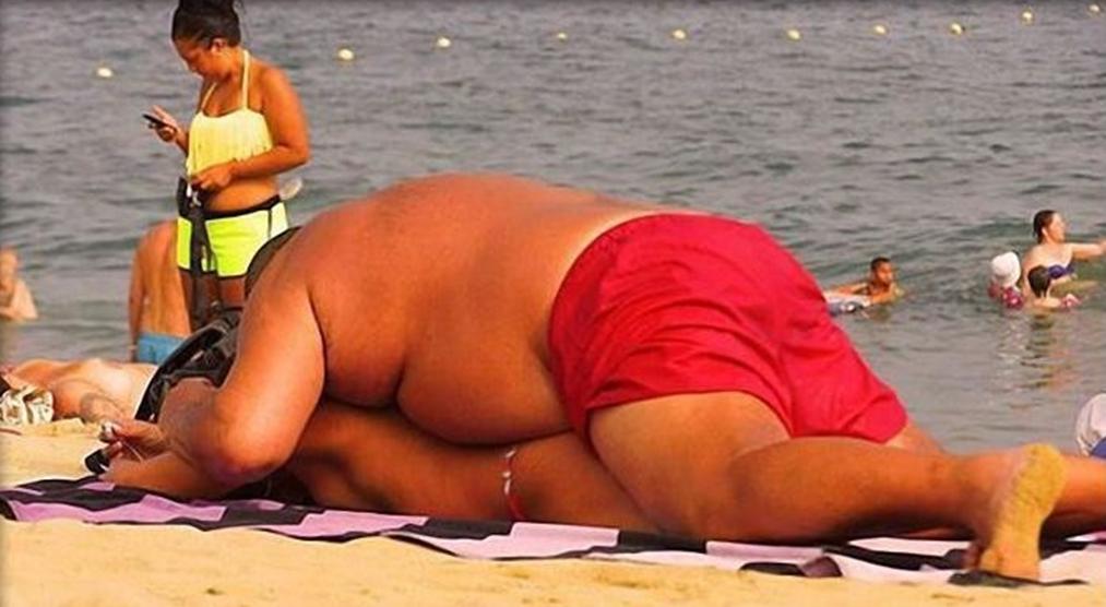 Парень нашел прикольную даму на пляже