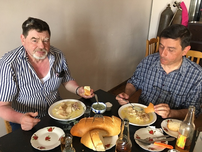 Грузинский хаш, напоминающий авокадо